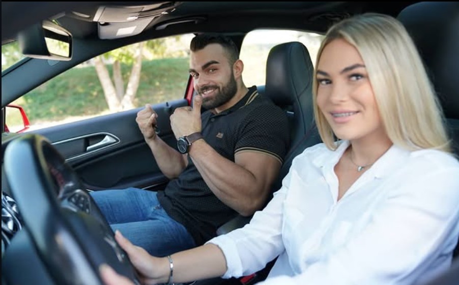 Kandidat i instruktor Autoškole SB u vozilu za obuku